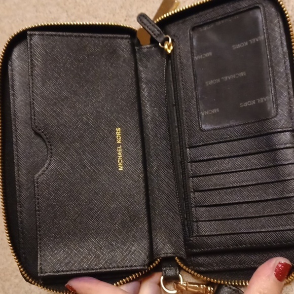 🐾Black Saffiano Leather Wristlet - Picture 8 of 8